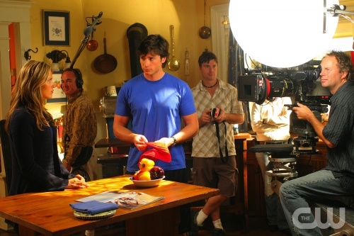 TheCW Staffel1-7Pics_336.jpg - "Fallout"-- Behind the scenes: Tom Welling as Clark Kent  and Pascale Hutton as Raya in SMALLVILLE  on The CW Network.  Photo:  David Gray/The CW  (c) 2006 The CW Network, LLC.  All Rights Reserved